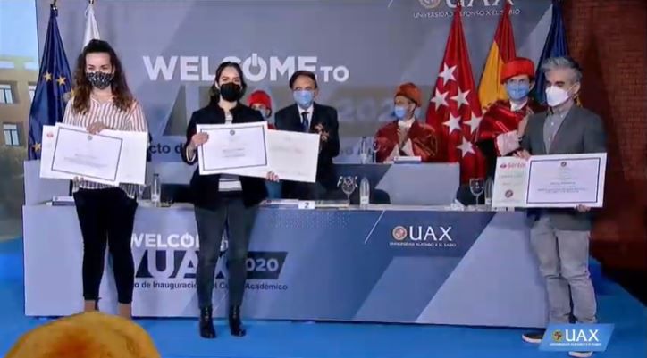 Entrega de distinciones y premios, patrocinados por el Banco Santander, a los alumnos de la última promoción por sus méritos académicos durante el Acto de Apertura del Curso 2020/2021 de UAX