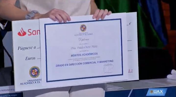 Entrega de distinciones y premios, patrocinados por el Banco Santander, a los alumnos de la última promoción por sus méritos académicos durante el Acto de Apertura del Curso 2020/2021 de UAX