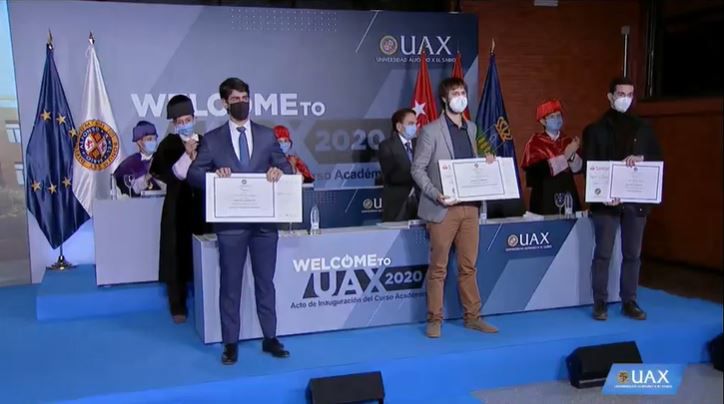 Entrega de distinciones y premios, patrocinados por el Banco Santander, a los alumnos de la última promoción por sus méritos académicos durante el Acto de Apertura del Curso 2020/2021 de UAX