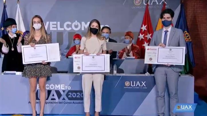 Entrega de distinciones y premios, patrocinados por el Banco Santander, a los alumnos de la última promoción por sus méritos académicos durante el Acto de Apertura del Curso 2020/2021 de UAX