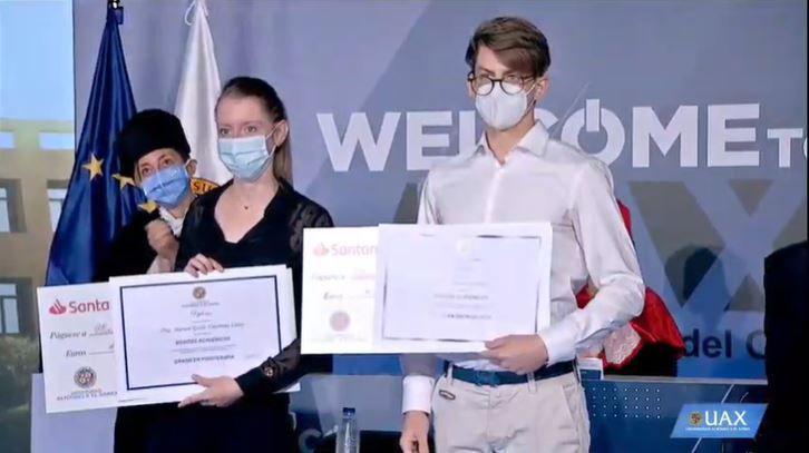 Entrega de distinciones y premios, patrocinados por el Banco Santander, a los alumnos de la última promoción por sus méritos académicos durante el Acto de Apertura del Curso 2020/2021 de UAX