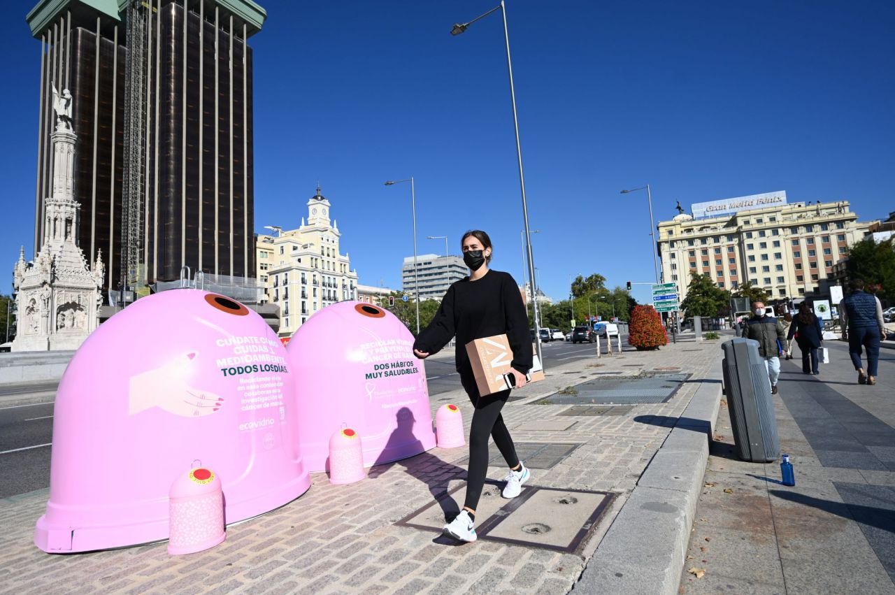 Iglús rosas de la campaña instalados en Colón.