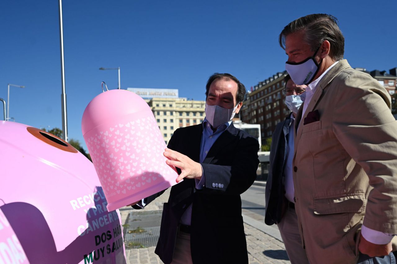 Borja Carabante, delegado del área de Medio Ambiente y Movilidad del Ayuntamiento de Madrid, y Borja Martiarena, director de Marketing de Ecovidrio.