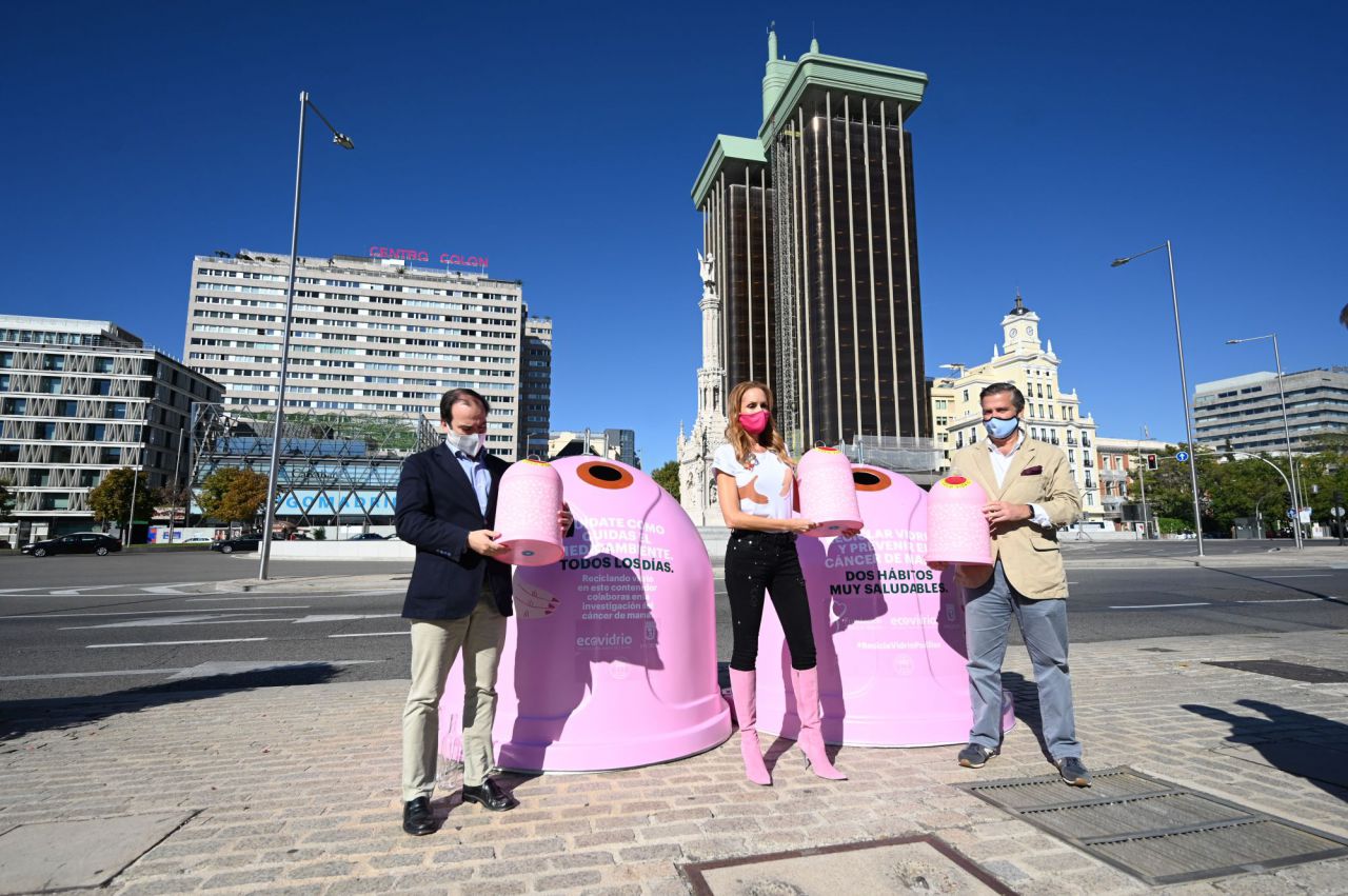 Borja Carabante, delegado del área de Medio Ambiente y Movilidad del Ayuntamiento de Madrid; Sandra Ibarra, Presidenta de la Fundación Sandra Ibarra y embajadora de este proyecto, y Borja Martiarena, director de Marketing de Ecovidrio.