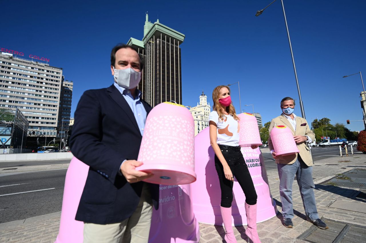 Borja Carabante, delegado del área de Medio Ambiente y Movilidad del Ayuntamiento de Madrid; Sandra Ibarra, Presidenta de la Fundación Sandra Ibarra y embajadora de este proyecto, y Borja Martiarena, director de Marketing de Ecovidrio.