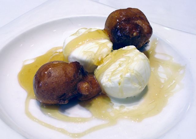 Buñuelos de plátano con helado de yogur y miel
