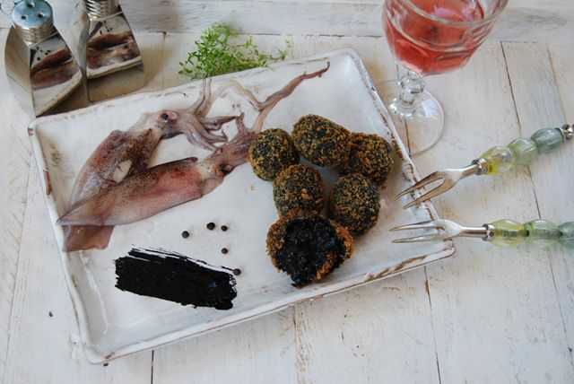 Croquetas de chipirones en su tinta