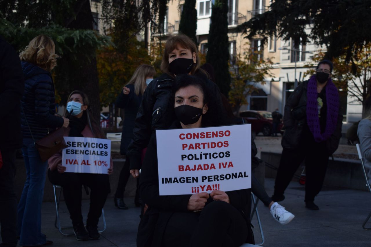 Representantes del sector de la peluquería se concentran ante el Congreso de los Diputados