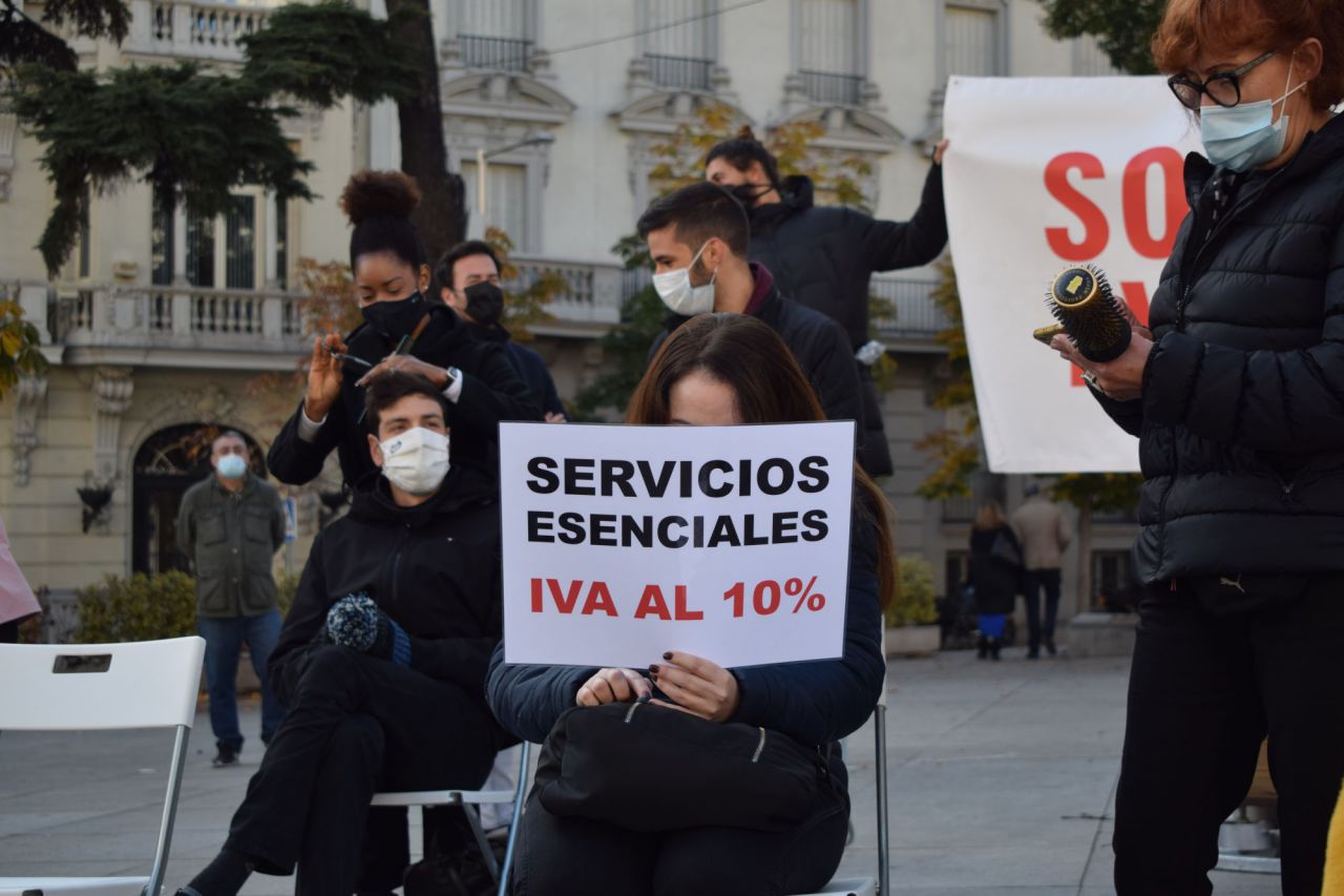 Representantes del sector de la peluquería se concentran ante el Congreso de los Diputados