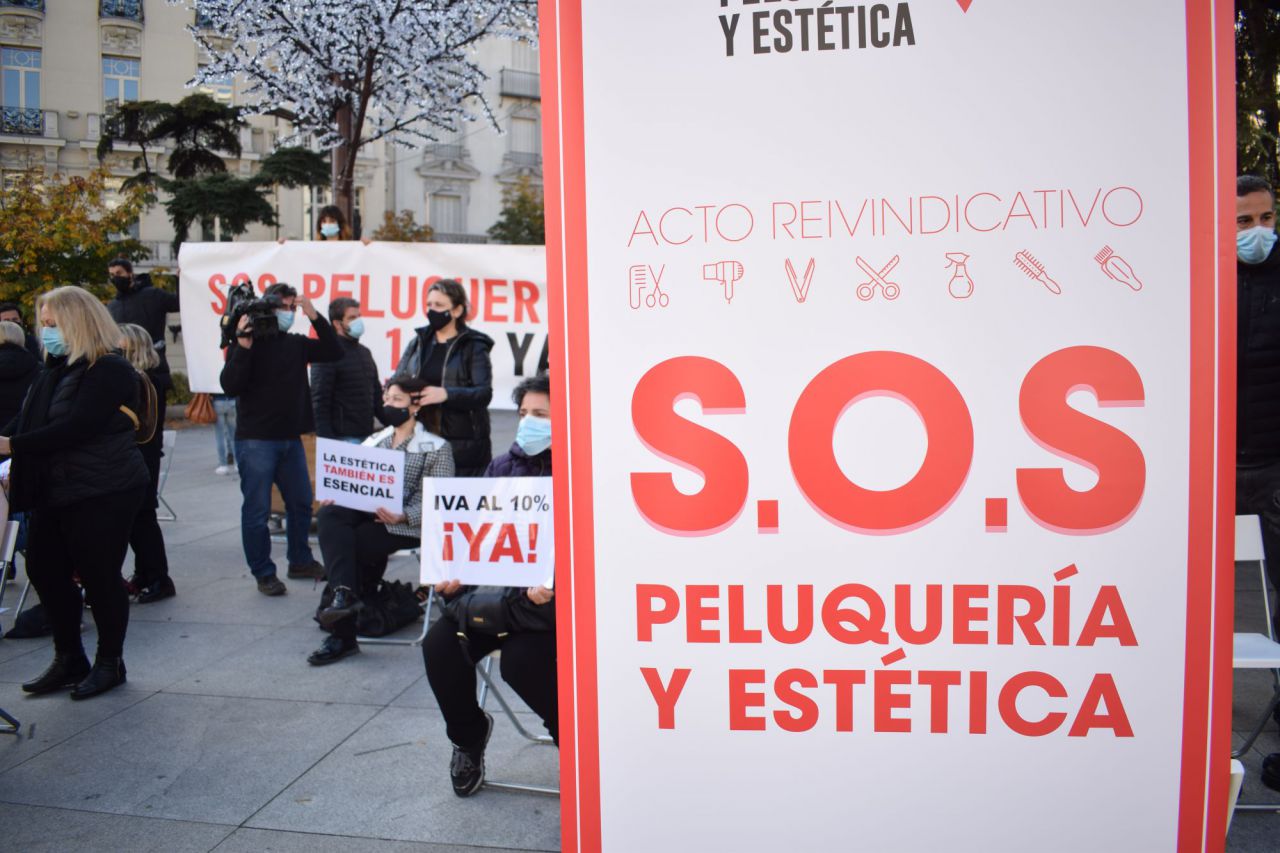 Representantes del sector de la peluquería se concentran ante el Congreso de los Diputados