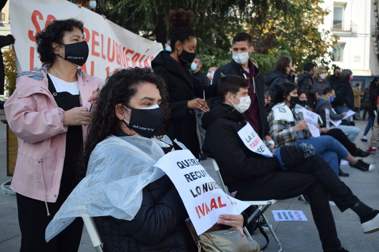 Representantes del sector de la peluquería se concentran ante el Congreso de los Diputados