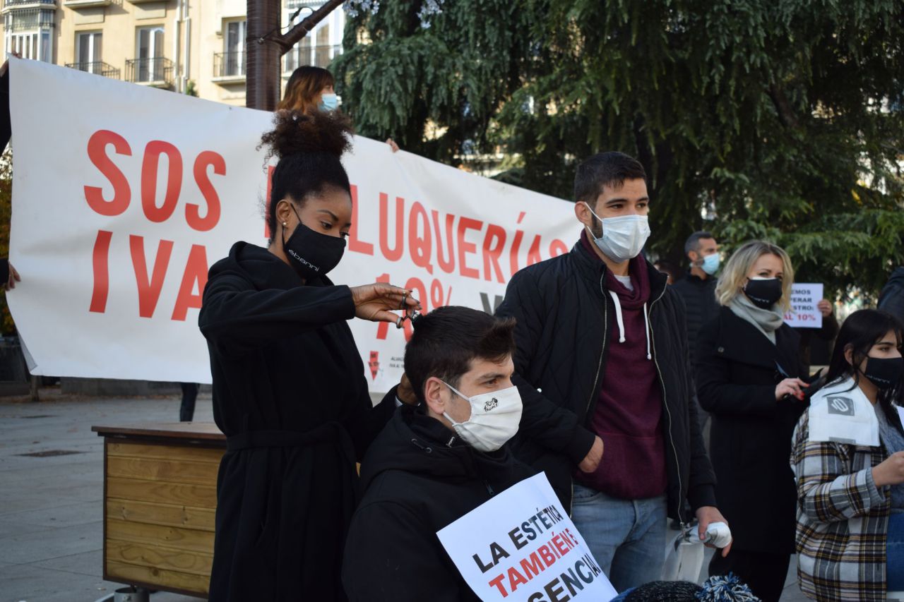 Representantes del sector de la peluquería se concentran ante el Congreso de los Diputados