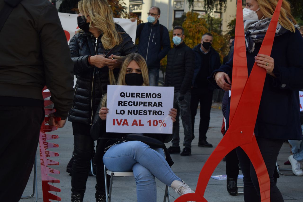 Representantes del sector de la peluquería se concentran ante el Congreso de los Diputados