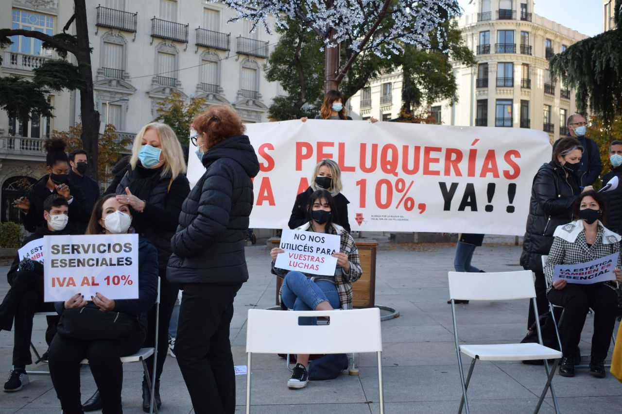 Representantes del sector de la peluquería se concentran ante el Congreso de los Diputados
