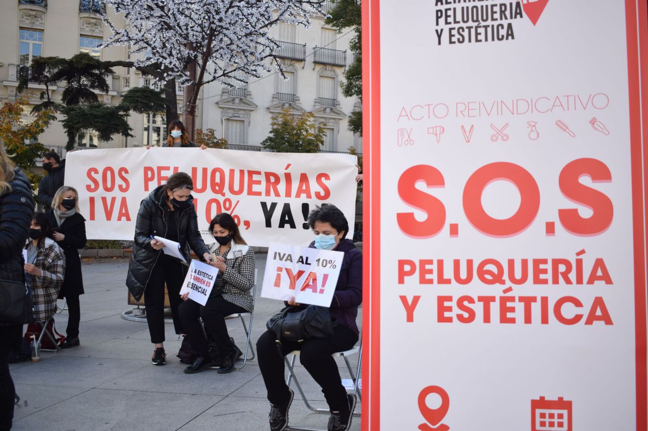 Representantes del sector de la peluquería se concentran ante el Congreso de los Diputados