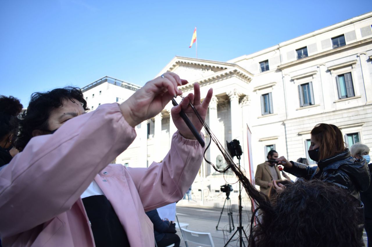 Representantes del sector de la peluquería se concentran ante el Congreso de los Diputados