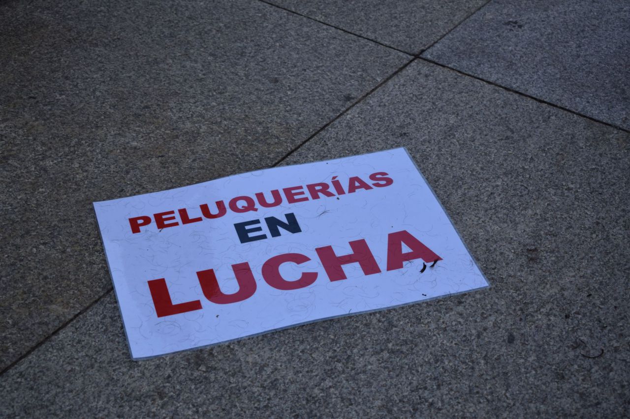 Representantes del sector de la peluquería se concentran ante el Congreso de los Diputados