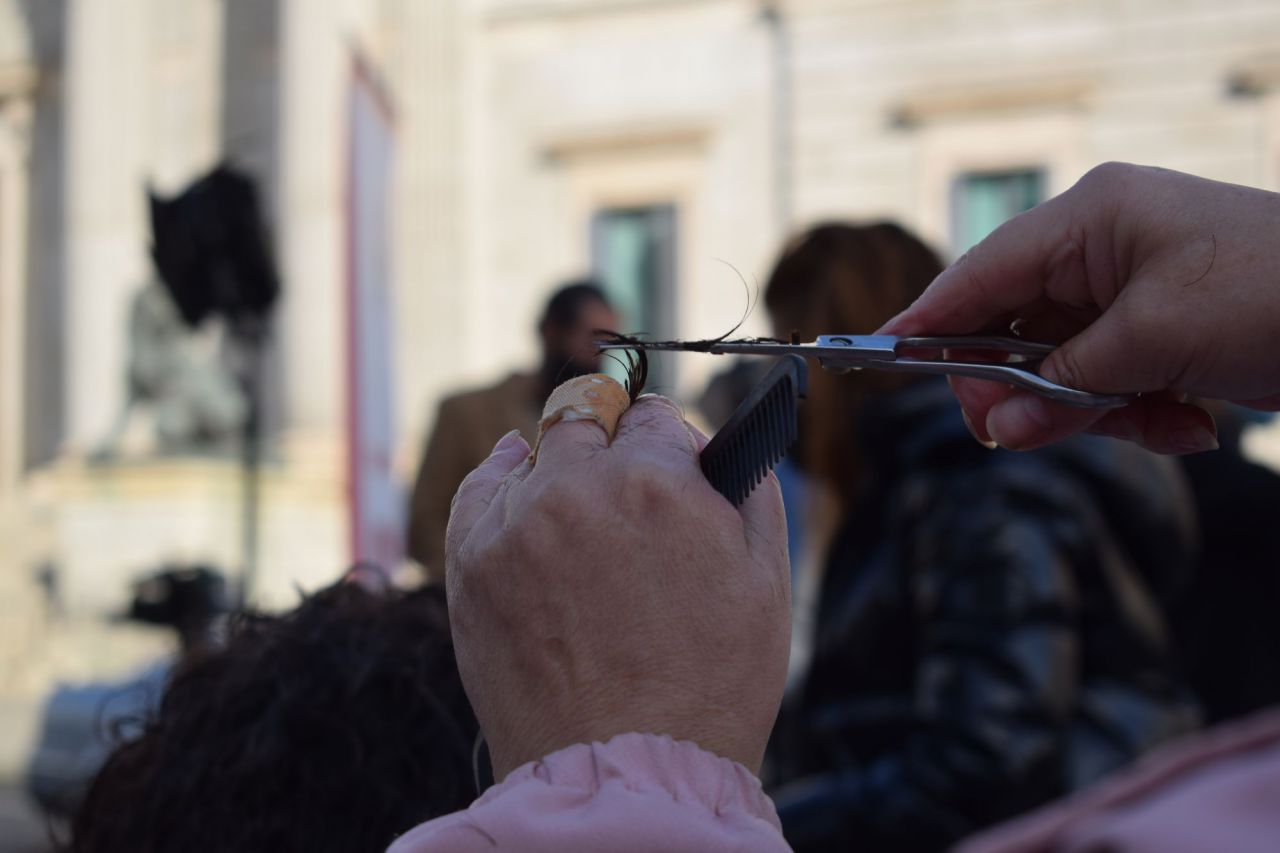 Representantes del sector de la peluquería se concentran ante el Congreso de los Diputados