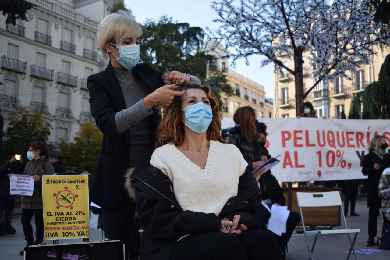 Representantes del sector de la peluquería se concentran ante el Congreso de los Diputados