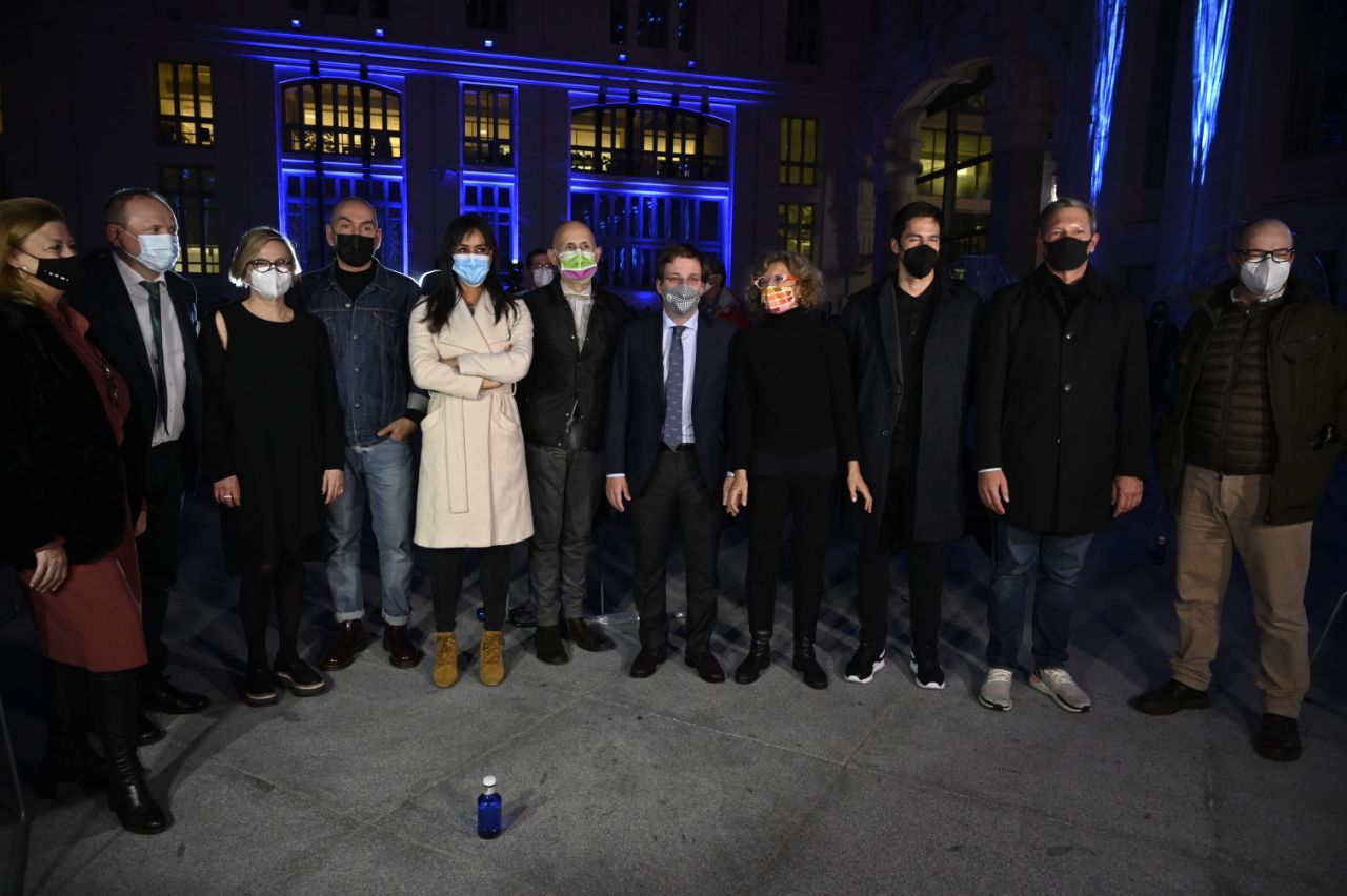 El alcalde y la vicealcaldesa con algunos de los implicados en las luces decorativas de este año.