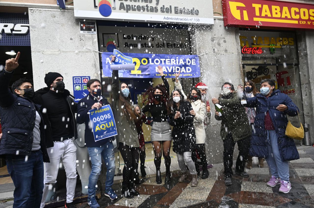 La Administración de la calle Arenal reparte el segundo premio y un quinto