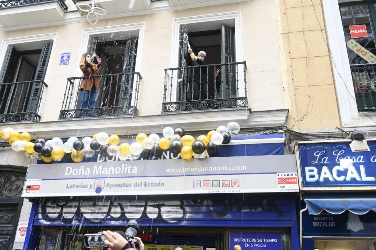 Doña Manolita reparte el Gordo en Madrid