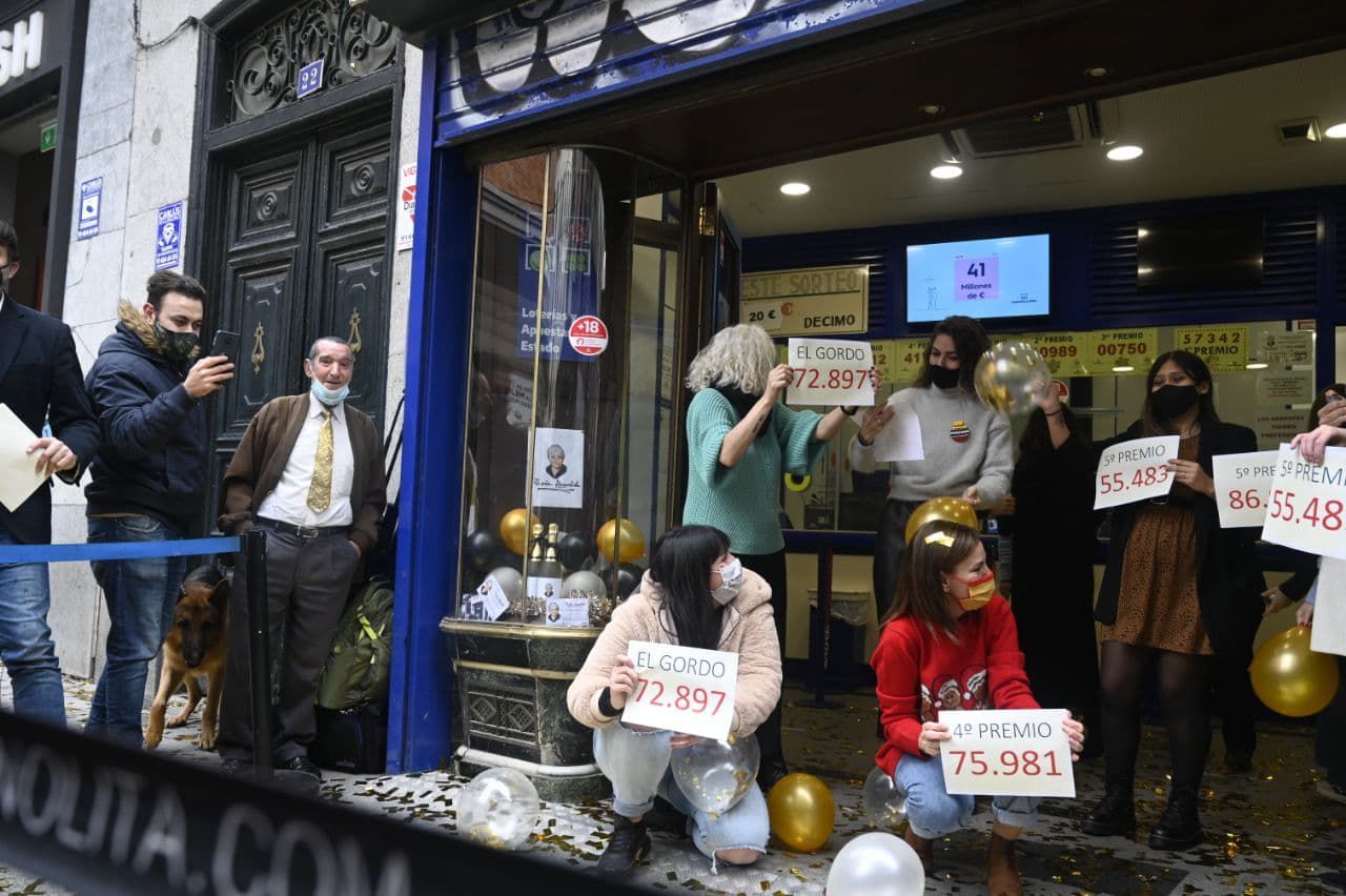 Doña Manolita reparte el Gordo en Madrid