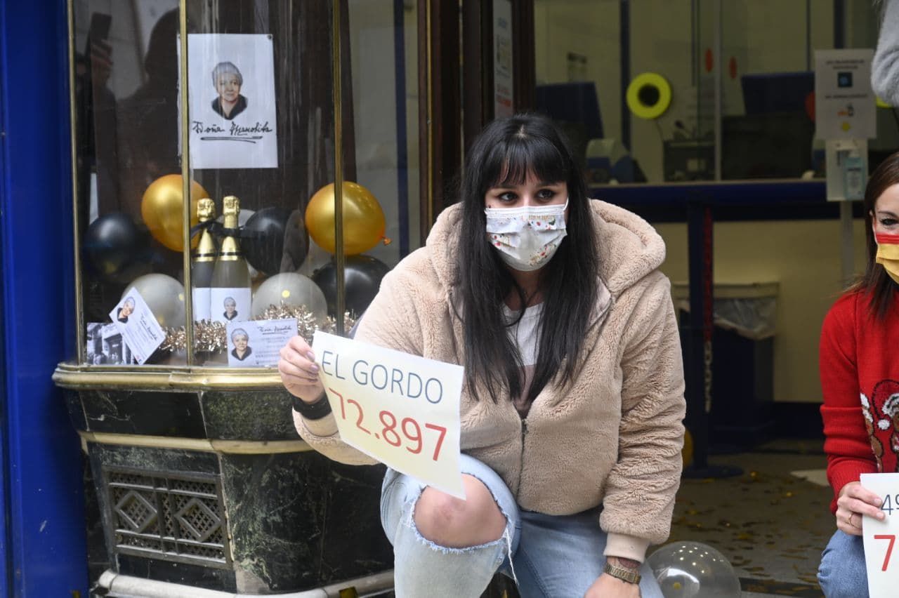 Doña Manolita reparte el Gordo en Madrid