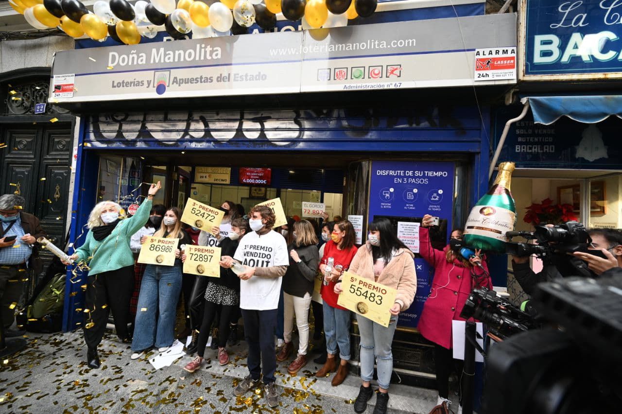 Doña Manolita celebra el reparto de El Gordo y varios premios