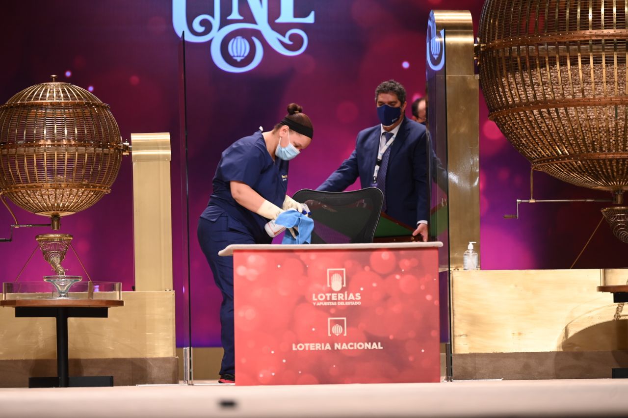 Una trabajadora limpia la mesa en el cambio entre el primer y segundo alambre