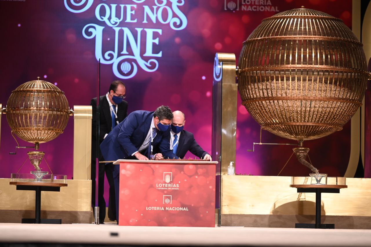 Los responsables de la Lotería colocan el segundo alambre del Sorteo Extraordinario