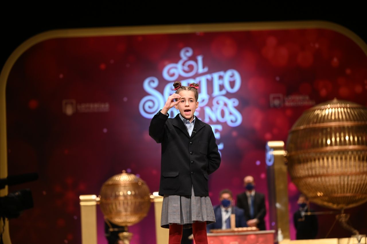 Los niños de San Ildefonso cantan el tercer premio