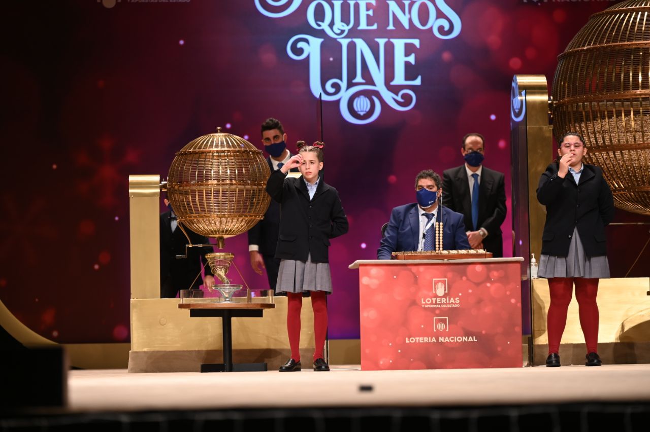 Los niños de San Ildefonso cantan el tercer premio