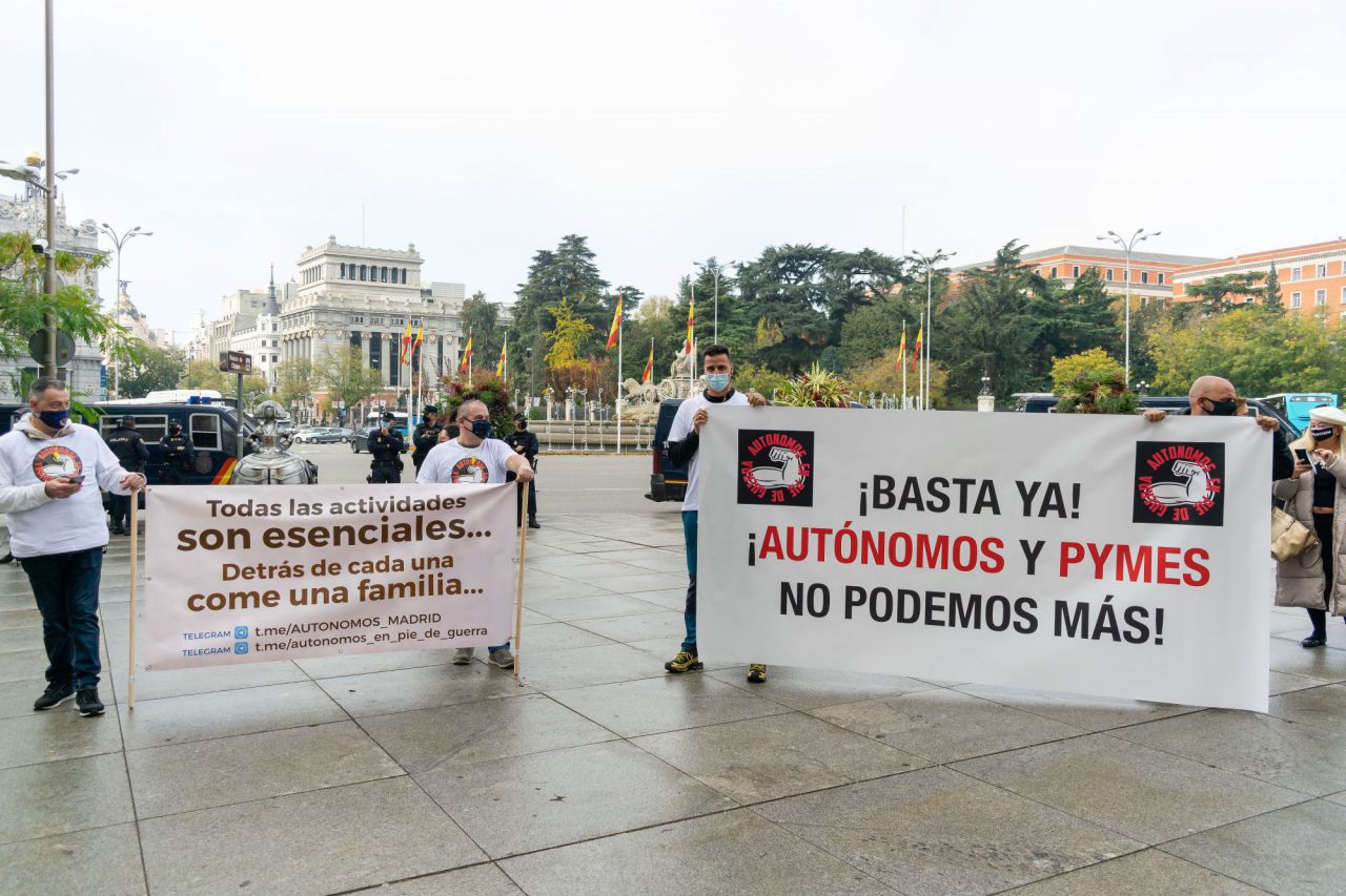 Hacer balance económico de un año como el 2020 en Madrid supone repasar de manera inevitable todos los datos que nos confirman los devastadores efectos secundarios de la crisis sanitaria del coronavirus. No cabe duda de que las cifras de este año son las de incidencia acumulada, contagios, ingresos y fallecidos por la pandemia. Pero también hay otras: las que hablan de cierre de negocios, aumento del paro, ERTE y ayudas para contener la sangría económica o de gasto extra de las administraciones que, en medio de la emergencia social, no pierden la ocasión de litigar sobre armonización fiscal o regla de gasto. Continúe leyendo>>