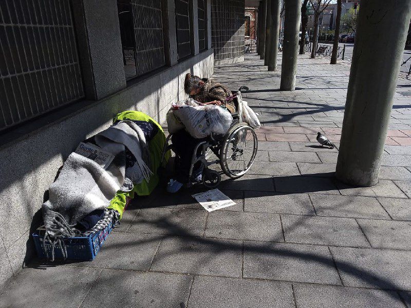 Días después de recibir la primera remesa de vacunas contra la Covid-19, la evolución epidemiológica en España sigue preocupando. Un descontrol generalizado en las reuniones navideñas puede derivar en un repunte de casos que ahonde no solo en la crisis sanitaria, sino también en la económica y social: las colas del hambre o el infierno en el que se convirtieron algunas residencias de ancianos durante el pico más duro de la pandemia. Continúe leyendo>>