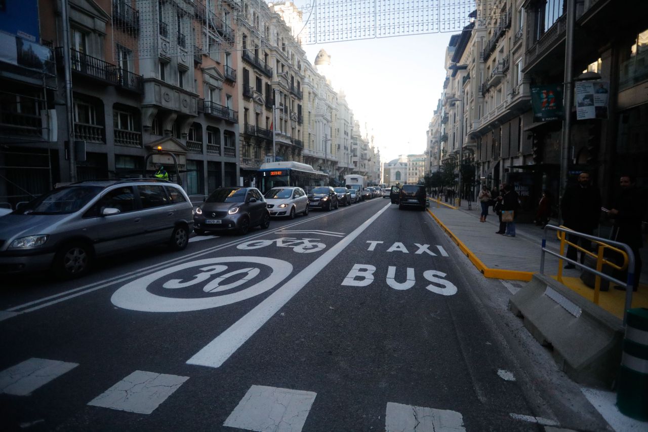 La peatonalización de Sol junto con más de 29 calles repartidas por todos los distritos de Madrid ha marcado la movilidad en un año condicionado por la pandemia y por las medidas que se han implantado tanto en la calle como en los transportes de la región. Continúe leyendo>>

