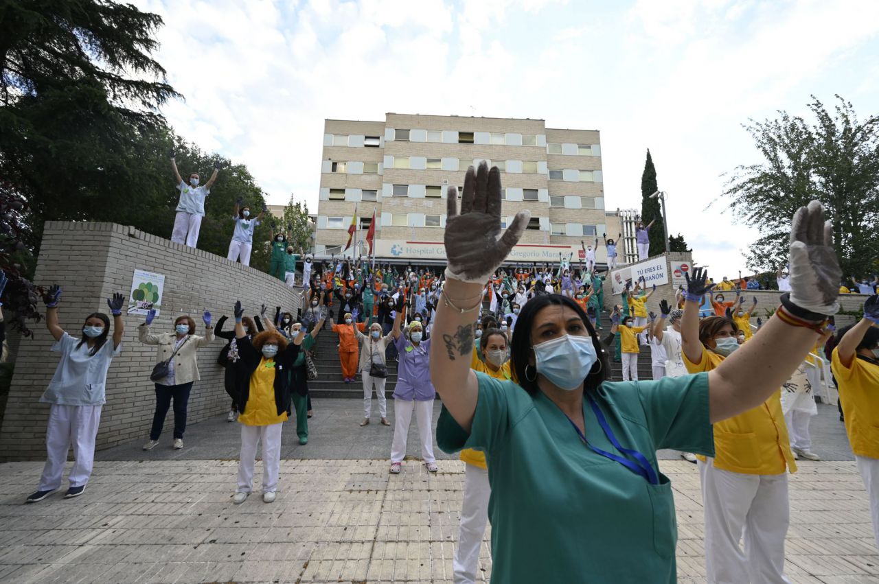 Sin duda, 2020 estará marcado en el imaginario colectivo como el año en el que la salud de millones de personas en todo el mundo se vio amenazada por una pandemia sin precedentes: el coronavirus. Las primeras noticias sobre este virus llegaron desde China en diciembre de 2019, pero no fue hasta enero cuando comenzó a instalarse el nerviosismo entre los madrileños. Continúe leyendo>>