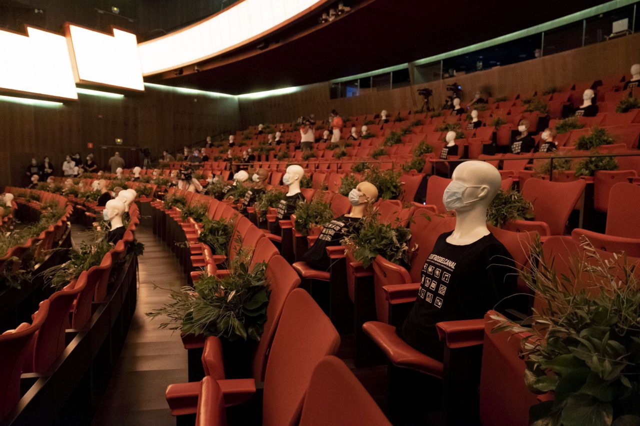 La pandemia ha colocado al mundo cultural en una encrucijada complicada de resolver. La llegada de la Covid-19 ha resentido a un sector que lucha cada día por recuperarse y salir a flote. Protestas y demandas que necesitan verse cumplidas para atisbar un leve rayo de luz que rescate la Cultura y ponga sobre la mesa las necesidades a las que debe enfrentarse para continuar al pie del cañón. Continúe leyendo>>

