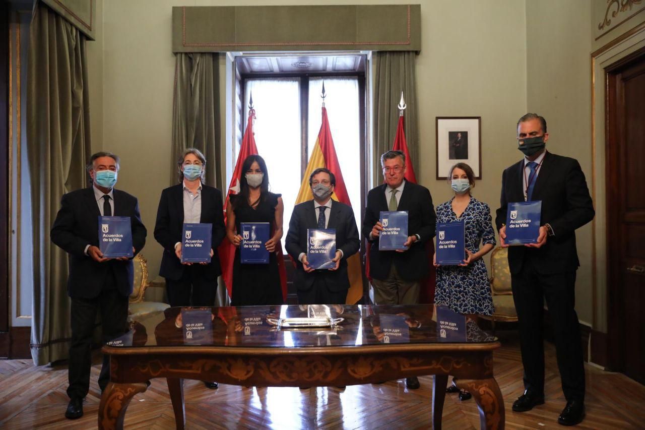 Desde los primeros compases de la pandemia, se fraguó un vínculo sin precedentes entre los cinco grupos municipales representados en Cibeles. La oposición aparcó los naturales reproches para adoptar una “lealtad crítica” que alabó el propio José Luis Martínez-Almeida. Tras la suspensión del Pleno de marzo, la actividad parlamentaria se retomó en abril en una jornada en la que tanto la izquierda como Vox tendieron la mano al equipo de Gobierno. Continúe leyendo>>