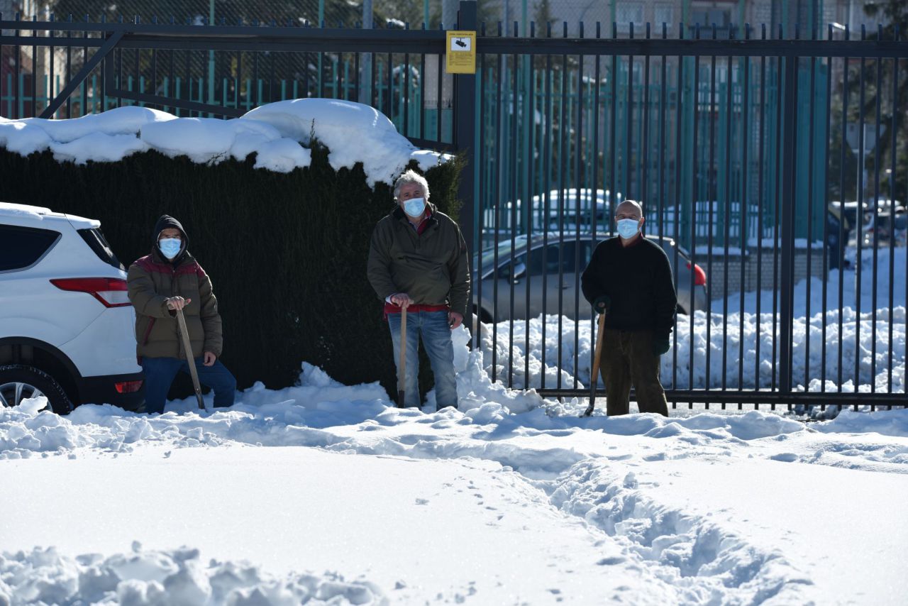 El Colegio Tajamar organiza cuadrillas de profesores y padres para limpiar de nieve los accesos al centro