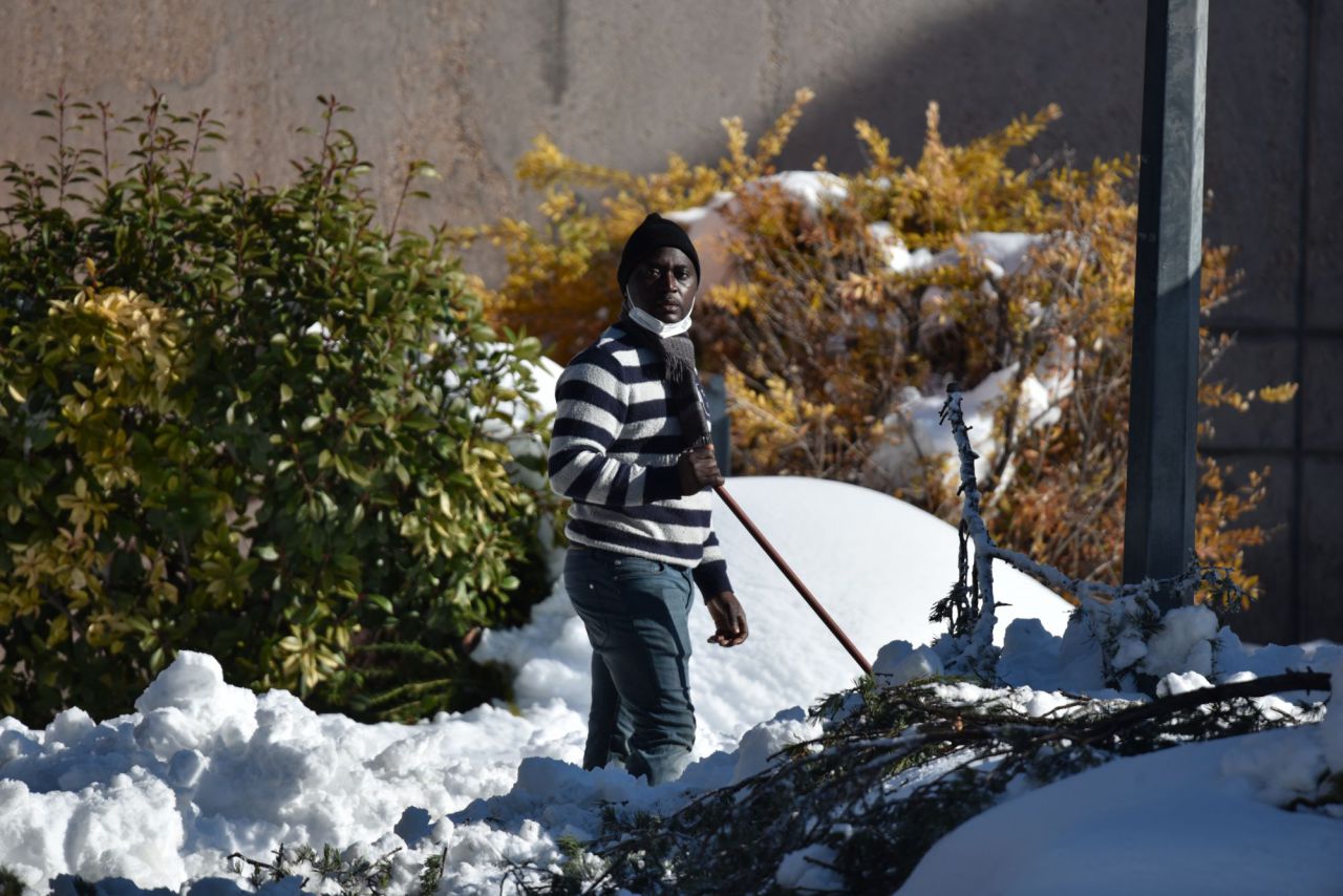 El Colegio Tajamar organiza cuadrillas de profesores y padres para limpiar de nieve los accesos al centro