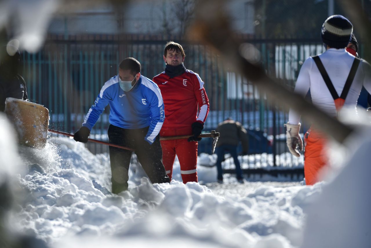 El Colegio Tajamar organiza cuadrillas de profesores y padres para limpiar de nieve los accesos al centro