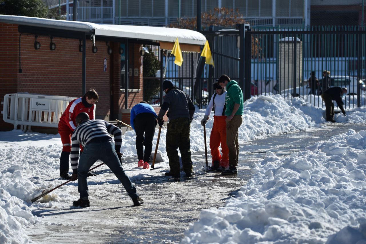 El Colegio Tajamar organiza cuadrillas de profesores y padres para limpiar de nieve los accesos al centro