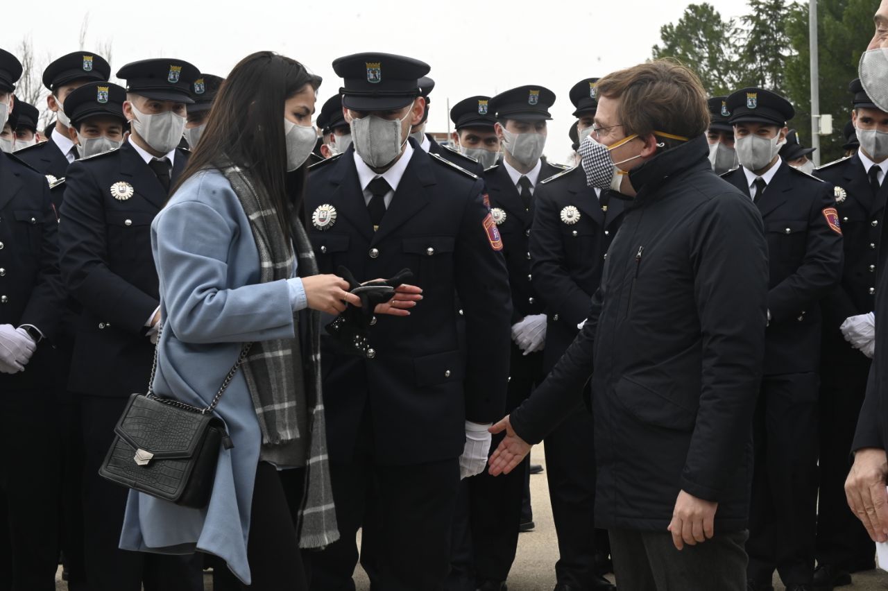 Momento en que uno de los agentes de Policía Municipal de la promoción pide matrimonio a su novia delante del alcalde de Madrid.