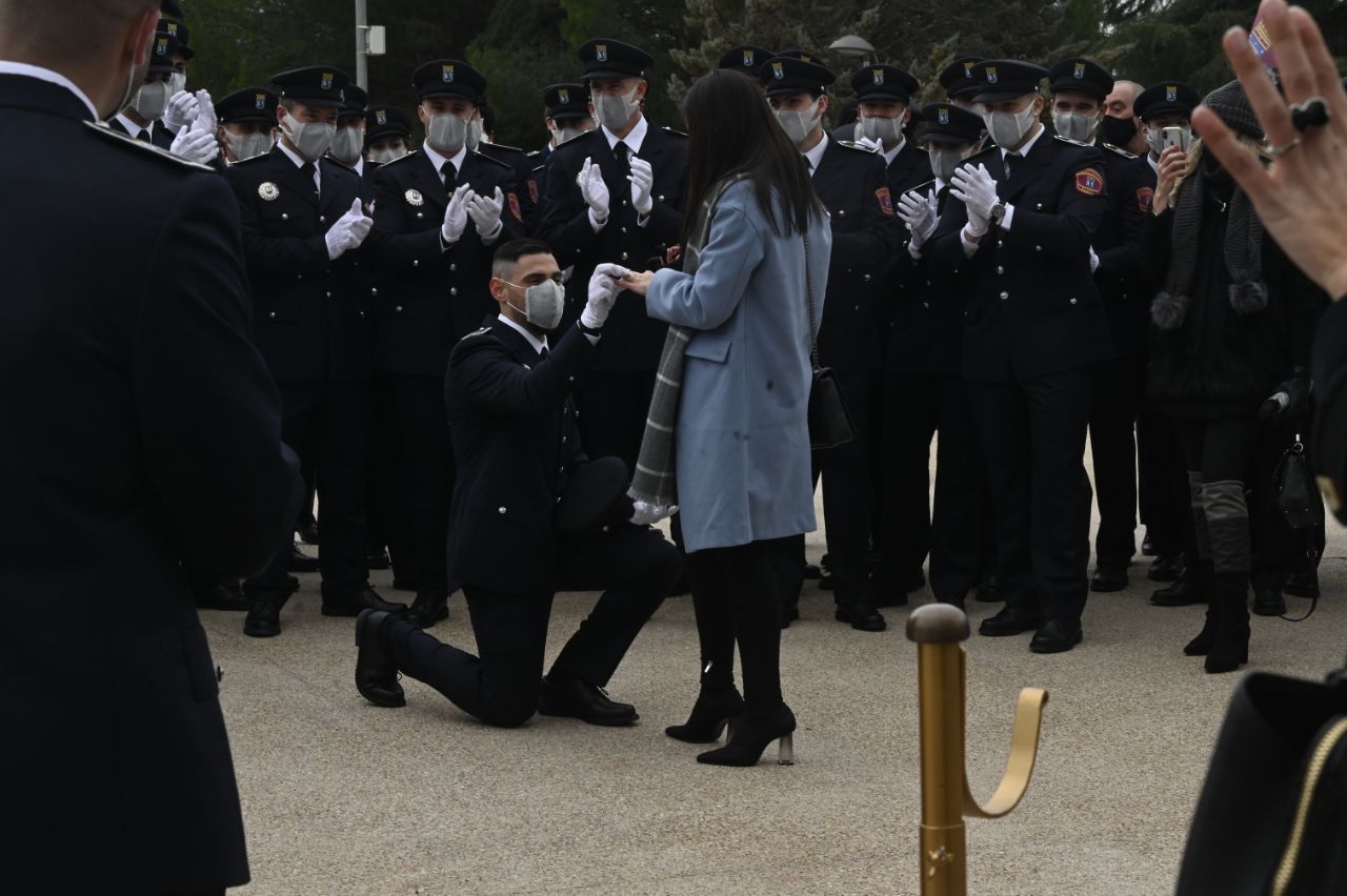 Momento en que uno de los agentes de Policía Municipal de la promoción pide matrimonio a su novia delante del alcalde de Madrid.