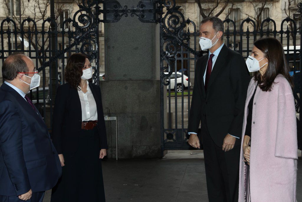 Los Reyes, junto a Isabel Díaz Ayuso, presidenta de la Comunidad de Madrid, y Miquel ceta, ministro de Política Territorial, a la llegada a los premios de la APM