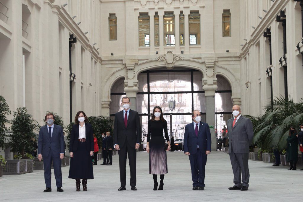 Los Reyes, en el Palacio de Cibeles, junto al alcalde de Madrid, José Luis Martínez Almeida, la presidenta de la Comunidad de Madrid, Isabel Díaz Ayuso, el ministro de Política Territorial, Miquel Ceta, y el presidente de la APM, Juan Caño