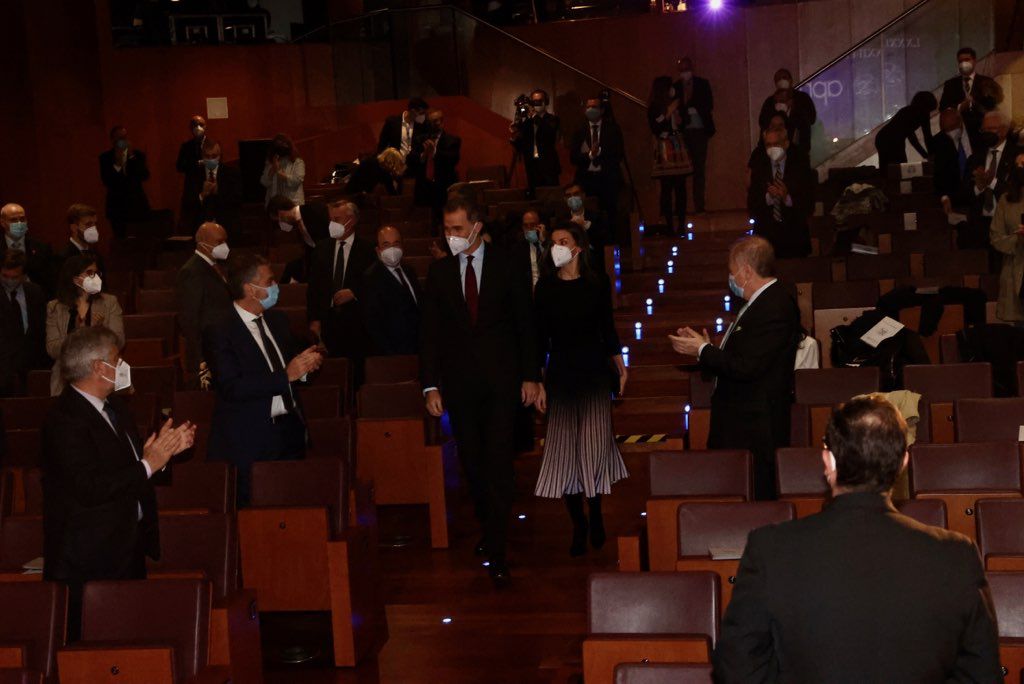 Los Reyes a su llegada al escenario de CentroCentro para presidir la entrega de Premios APM