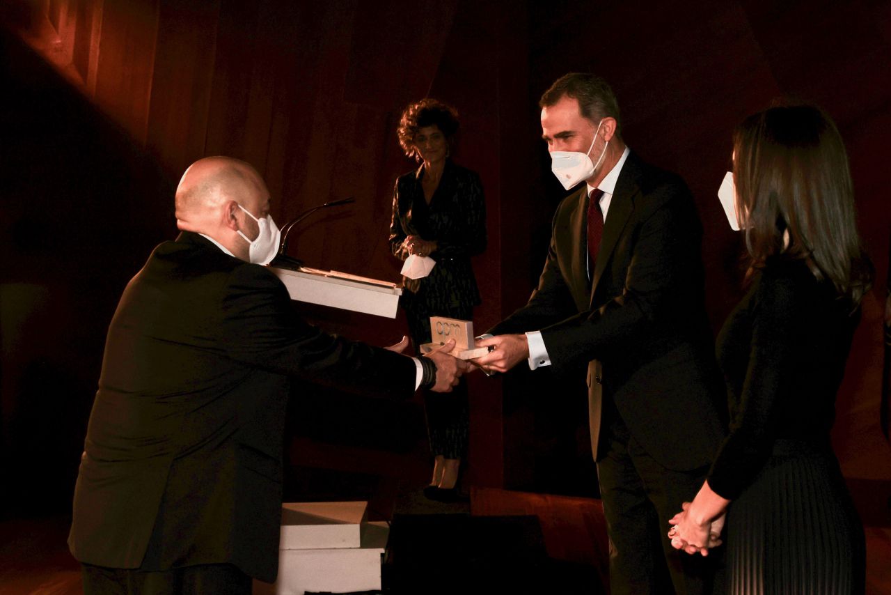 Contantino Mediavilla, presidente de Madridiario, recoge el Premio APM de manos de Felipe VI