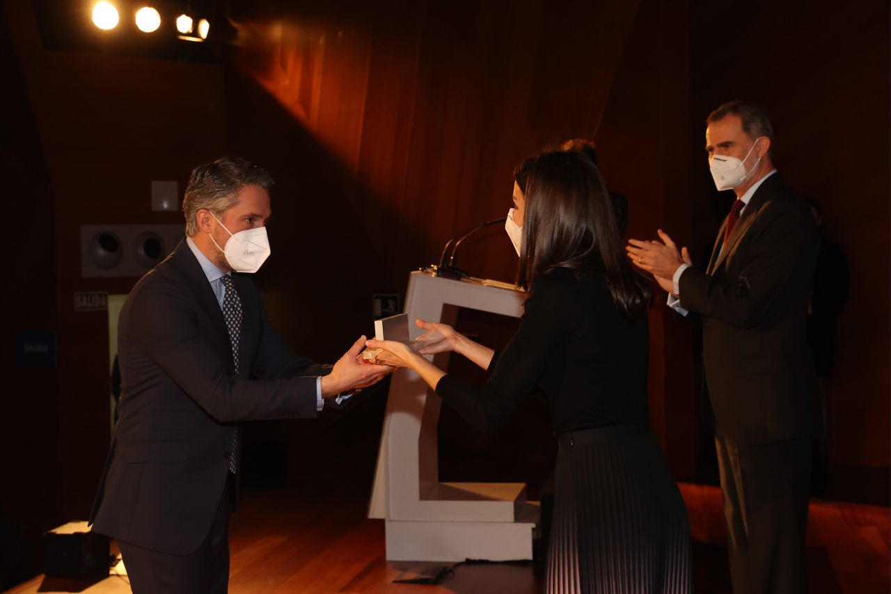 Carlos Franganillo, premio a Mejor Periodista 2019, junto a Los Reyes